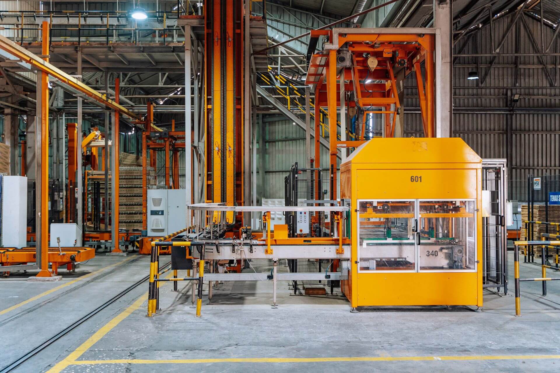 Ingénieur industriel travaillant sur des équipements