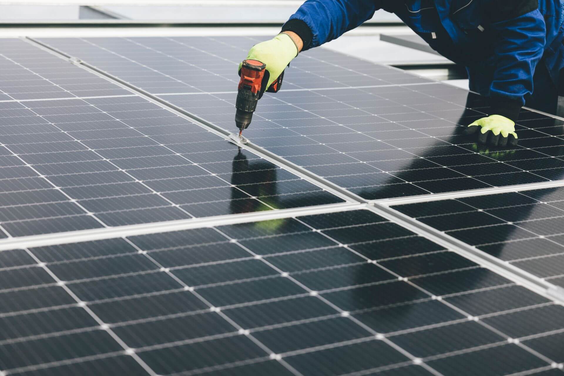Électricien industriel au travail
